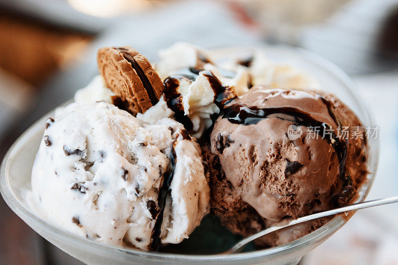 巧克力酱和饼干冰淇淋圣代