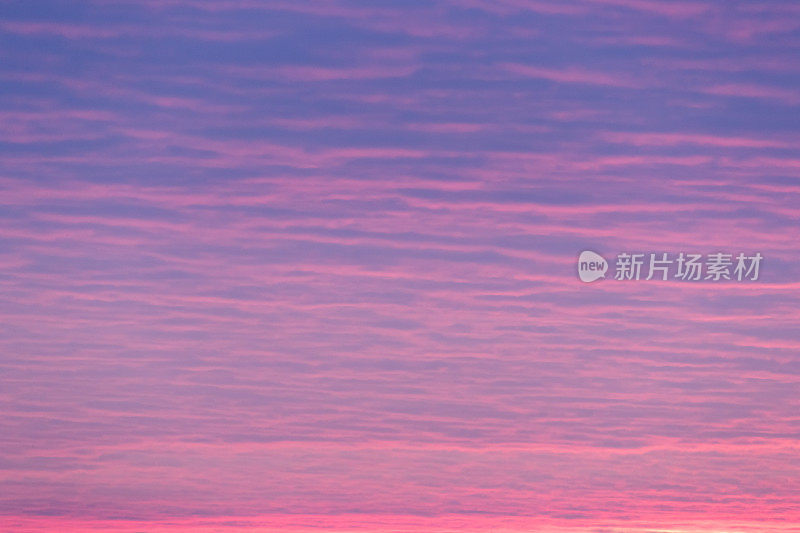 日落或日出天空背景。自然明亮戏剧性的天空在日落黎明日出。蓝色和粉色