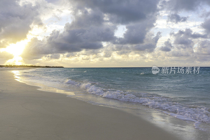 田园般的热带沙滩，卡约可可，日落时分的古巴