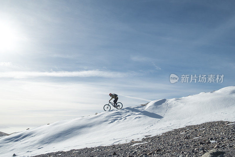 雪骑自行车