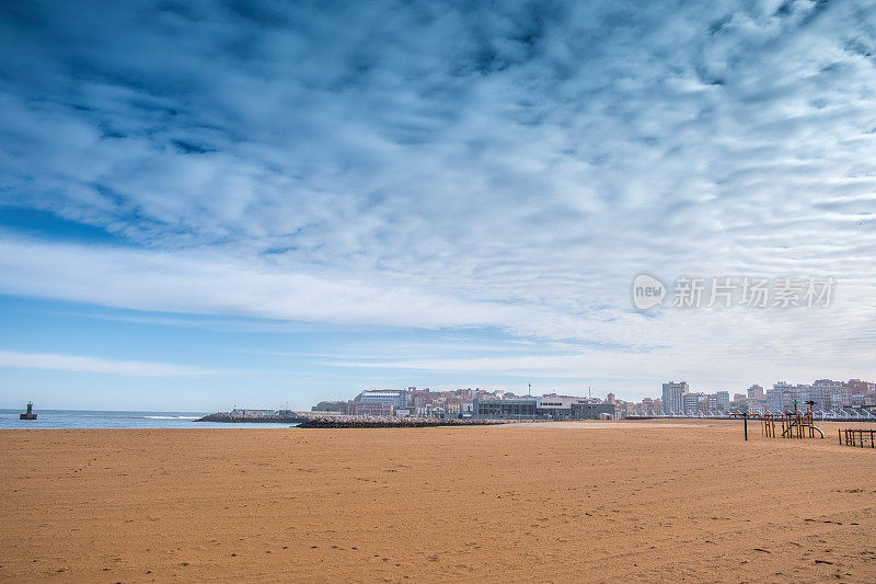 波尼恩特海滩和城市景观，Gijón，阿斯图里亚斯，西班牙。