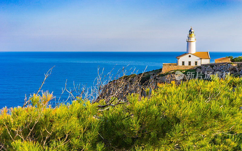 西班牙巴利阿里群岛马略卡岛上的灯塔，田园般的海景