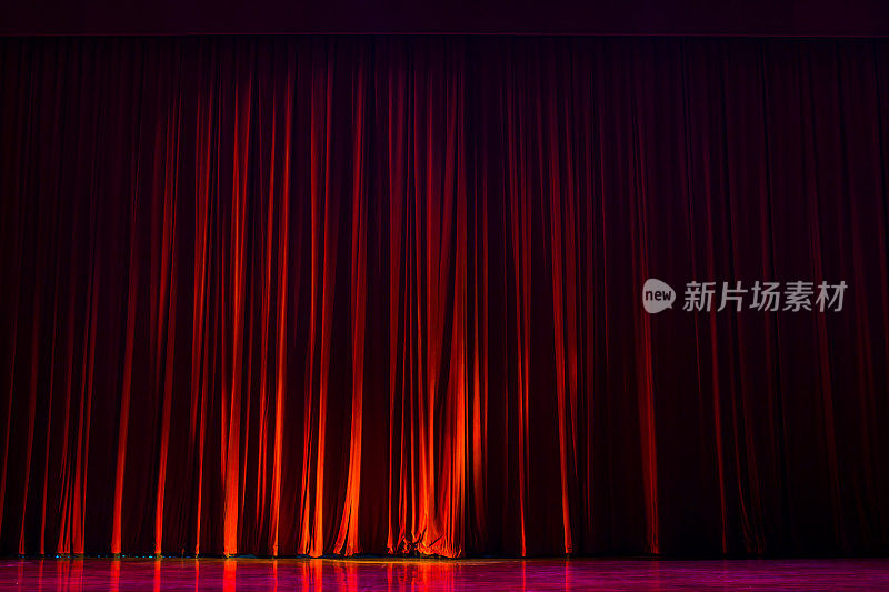 红色的窗帘与表演的灯光和木地板。