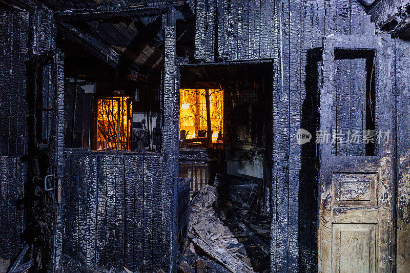 烧大厦内部。烧焦的家具和烧焦的墙壁都染上了黑烟