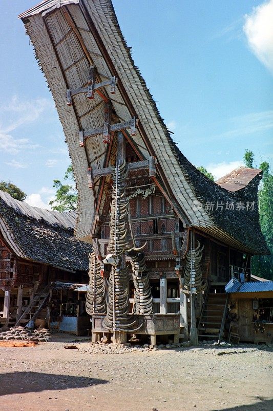 年代。传统村落和民居建筑。印度尼西亚苏拉威西岛的塔纳托拉贾。