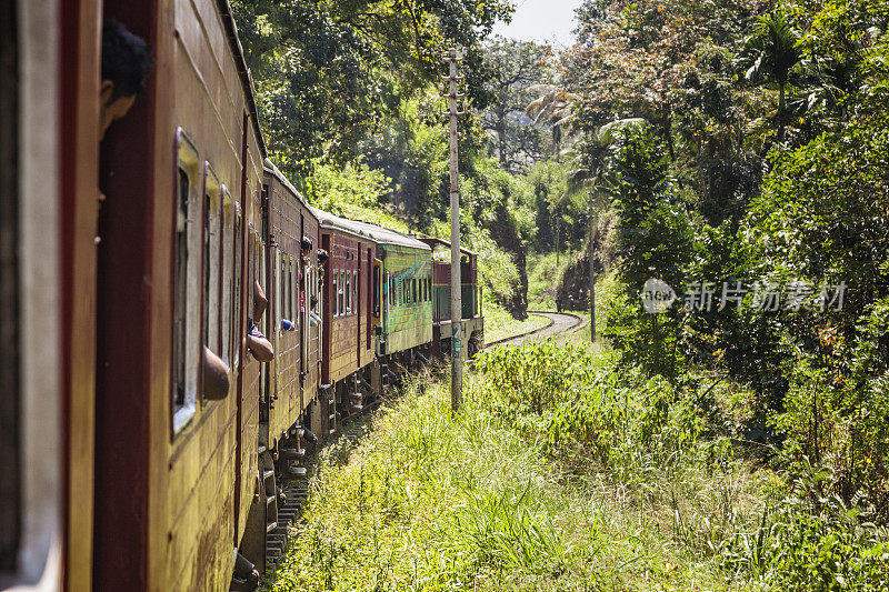 从科伦坡到康提的火车。斯里兰卡