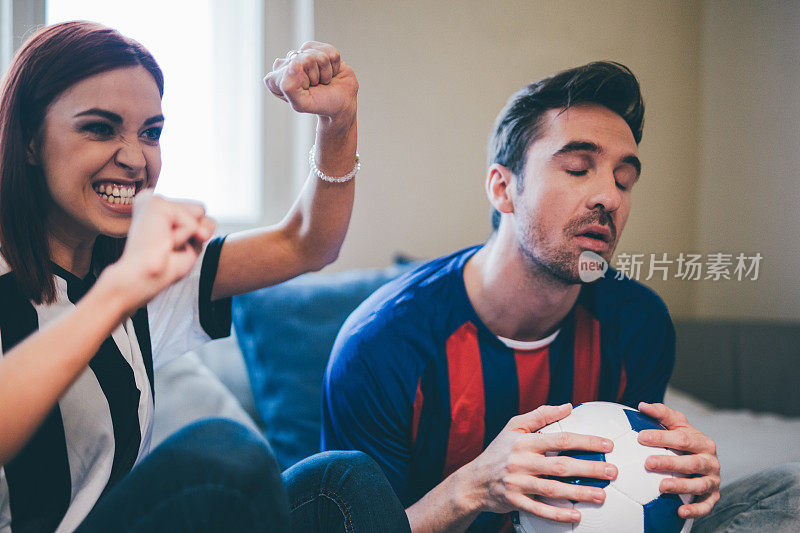 幸福浪漫的情侣在家看足球比赛