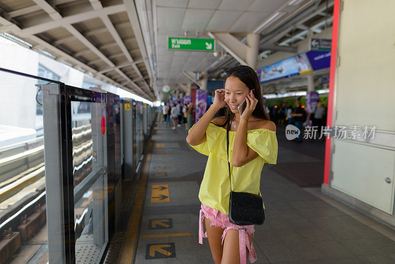 年轻美丽的多民族游客女子肖像在BTS空中火车站在泰国曼谷