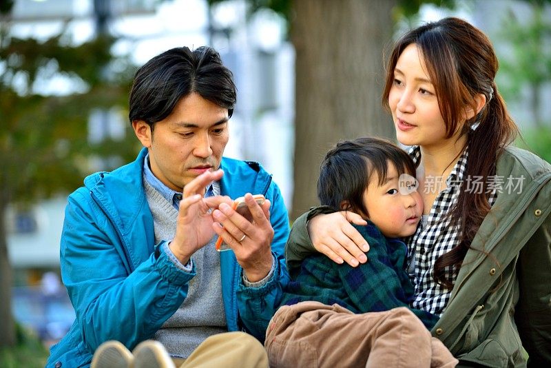 日本家庭在上野公园放松，东京，秋天的颜色