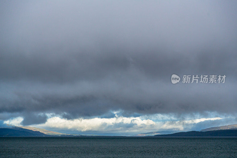 奥班湾上空戏剧性的天空