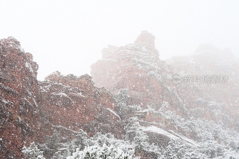 大雪风暴红岩沙漠山脊