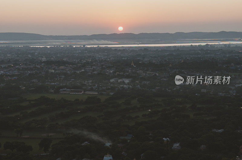 从曼德勒山俯瞰曼德勒的日落