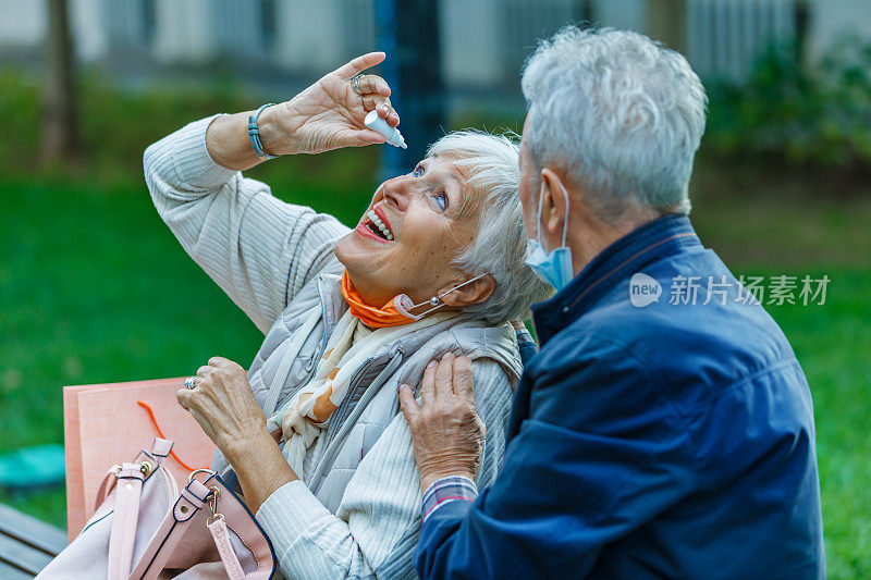 老年妇女结膜炎是在眼睛里滴眼药水。