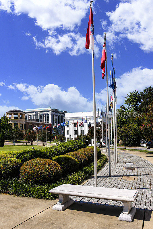 美国阿拉巴马州蒙哥马利市的阿拉巴马州议会大厦背面的花园中飘扬着50个州的旗帜