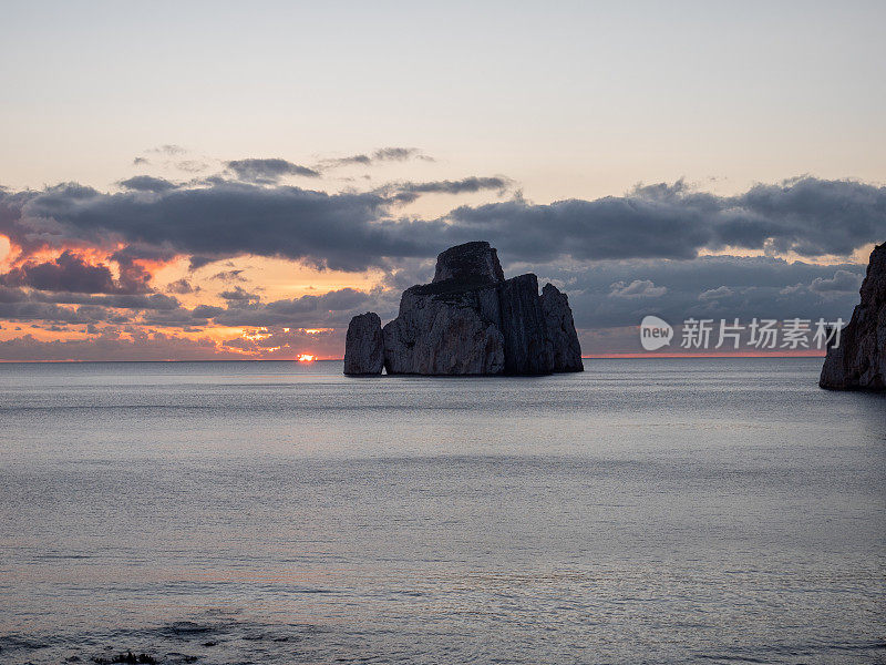 撒丁岛夕阳下的潘迪祖切罗