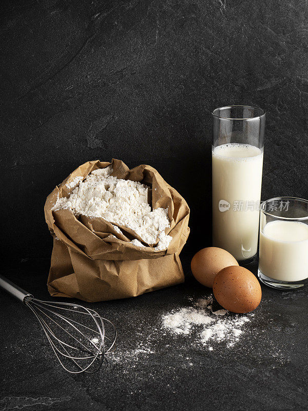 纸袋小麦粉，鸡蛋牛奶面粉，面团制作原料和有空间的器皿，