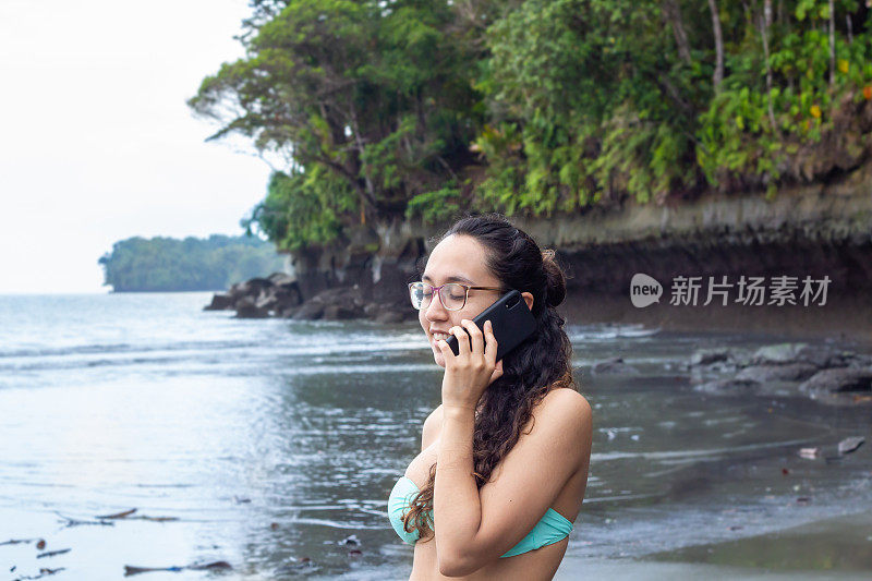 年轻女子闭着眼睛，在远处打电话