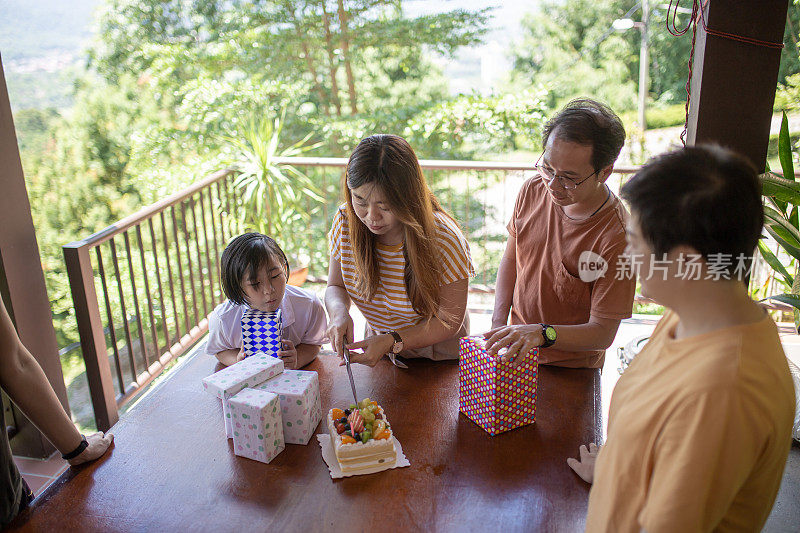 亚洲华人家庭与朋友和家人庆祝生日
