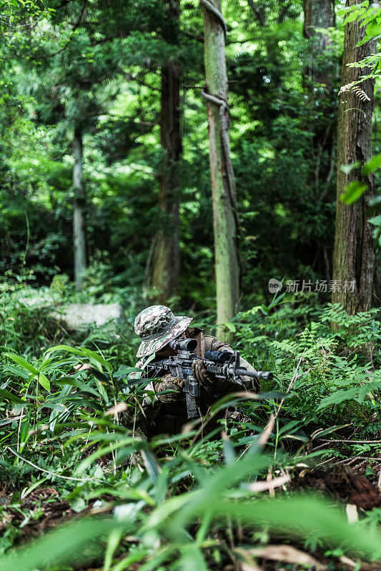 女兵在丛林中用M4卡宾枪保持低姿态