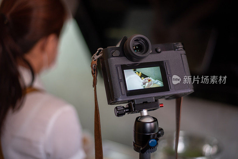 一位亚洲女性正在录制自制月饼面点制作面团的视频
