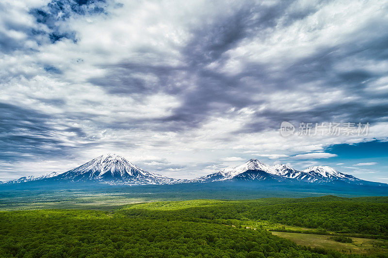 阿瓦钦斯基和Koryaksky火山的无人机在多云的一天附近的斯维特洛耶湖