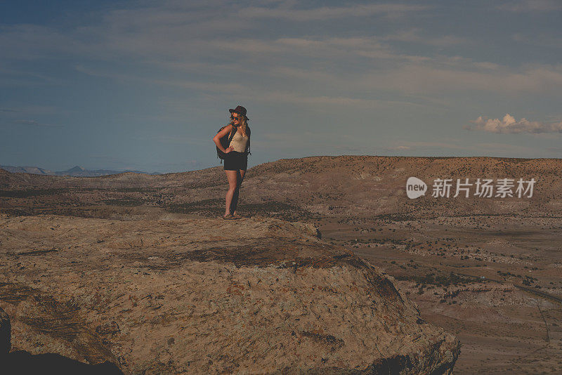 在美丽的峡谷中徒步旅行和享受大自然的年轻女子