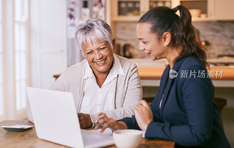 这张照片拍摄的是一位资深女性在家里与顾问开会时使用笔记本电脑