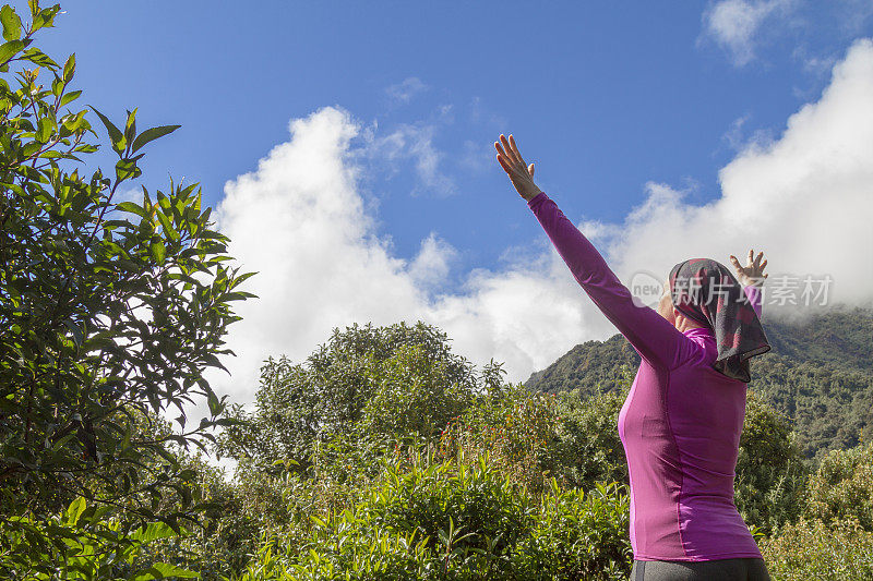 一个成熟的女人在厄瓜多尔雨林旅行