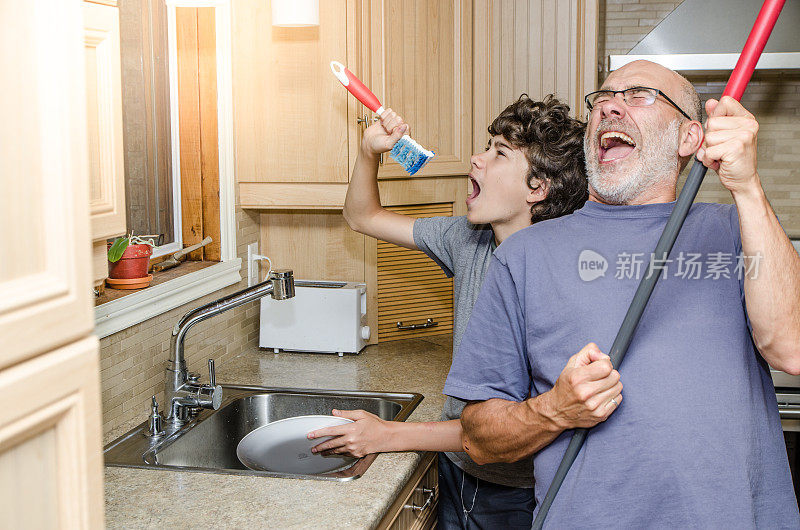 男孩和父亲一边刷碗一边唱歌