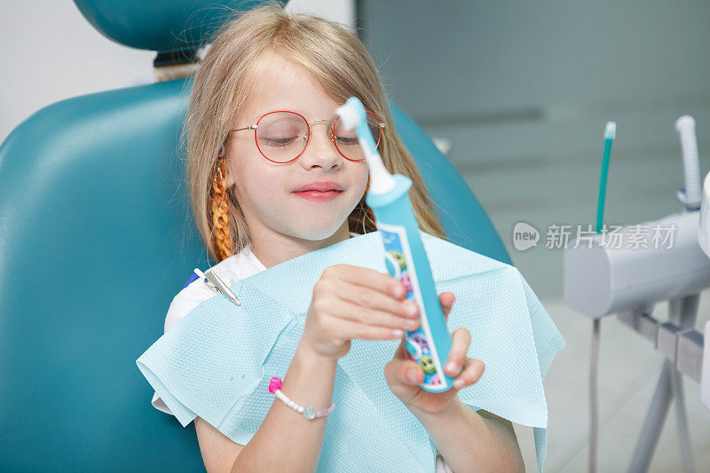 牙医诊所的小女孩