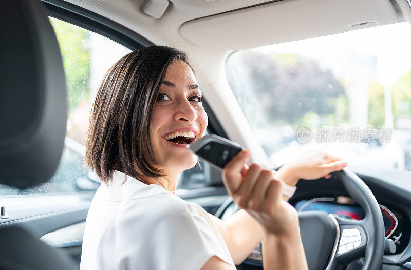 拿着新电动车钥匙的女人