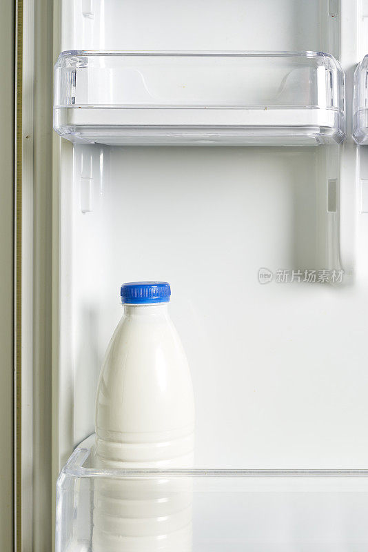 冰箱里的一瓶酸奶油