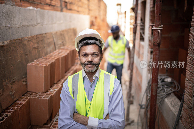一名建筑工人在建筑工地的肖像