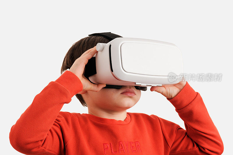 可爱的孩子使用虚拟现实玻璃在白色背景