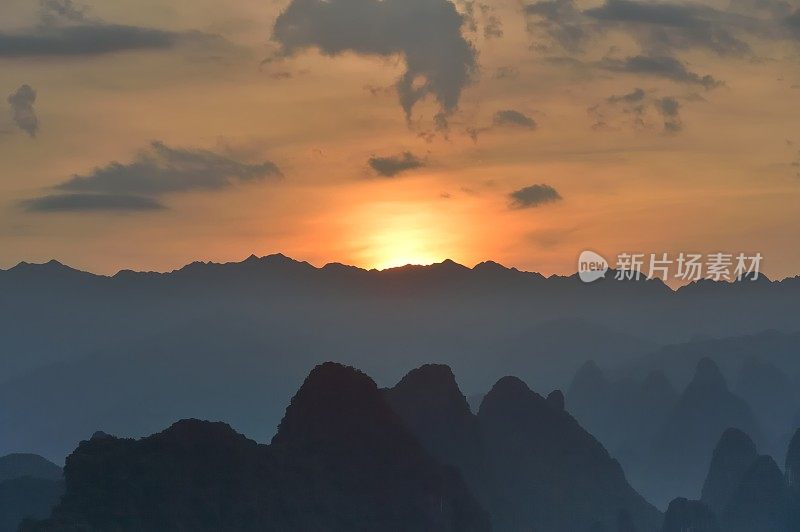 漓江与山岗日出