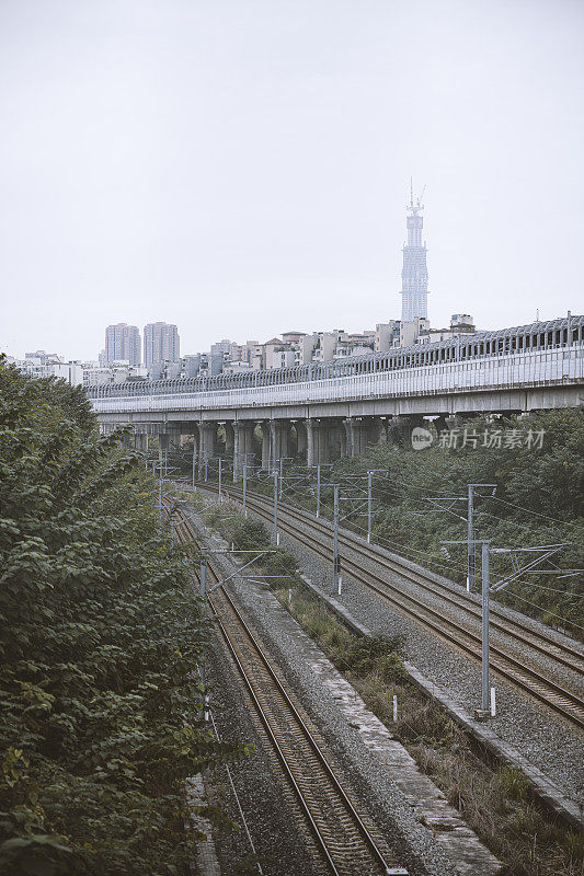 成都现代城市建筑与城市轨道拍摄于下午