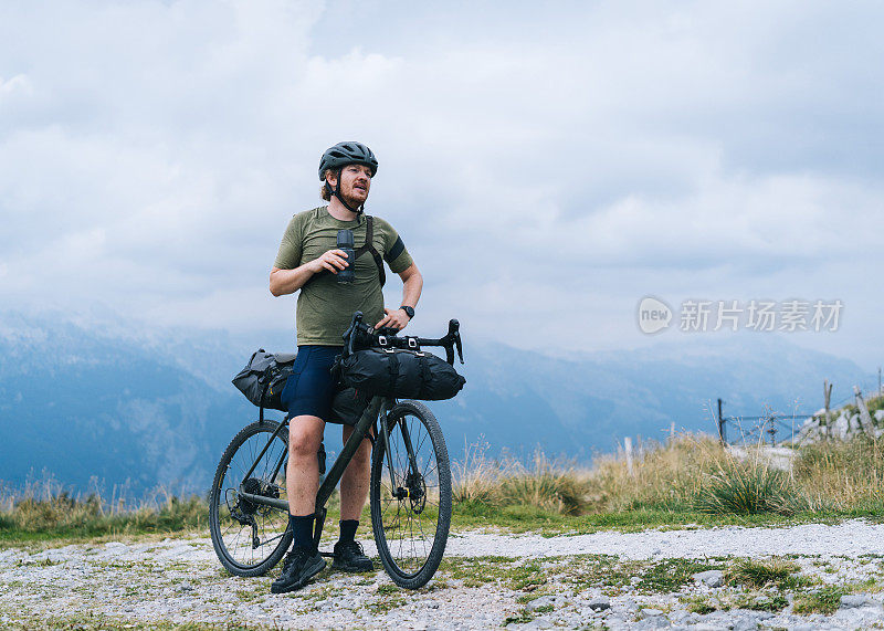 早上，一名骑自行车的男子在山路上放松