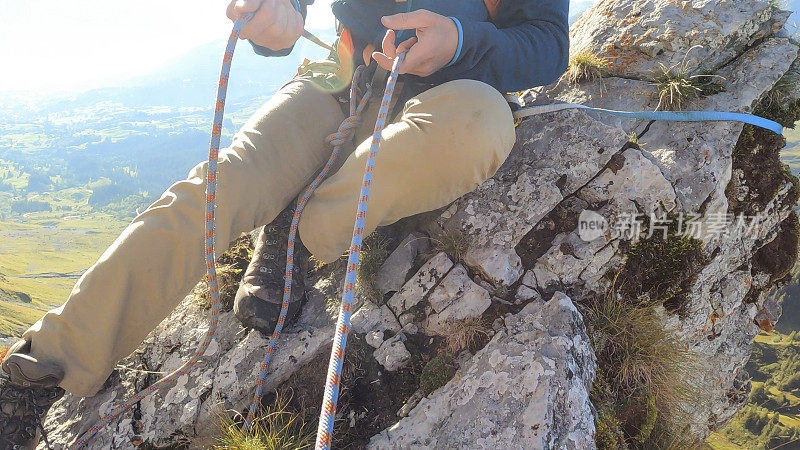 登山者在岩石顶端保护朋友的观点