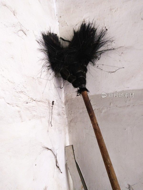 扫帚用来清除屋顶上的灰尘和污垢