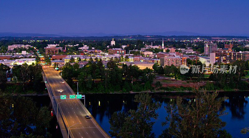 在夜间空中进入俄勒冈州塞勒姆市中心的桥梁