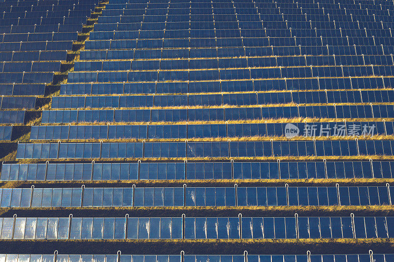 从无人机上看到太阳能电池板