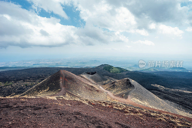 意大利西西里岛的活火山埃特纳火山的全景