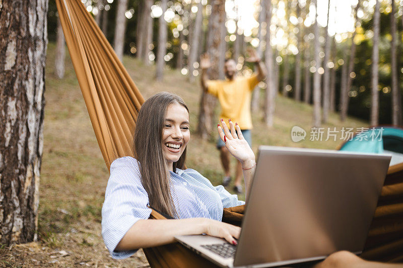 一对年轻夫妇在森林里露营