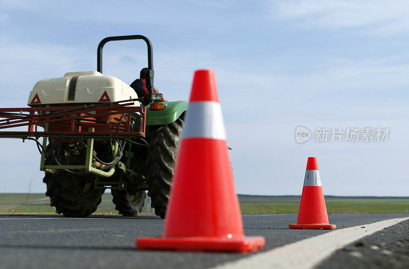 农业喷雾器拖拉机在沥青路面上行驶