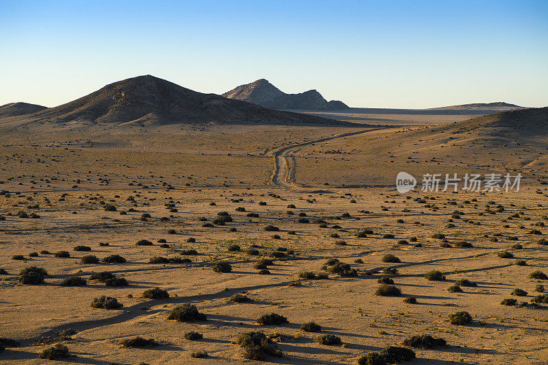 公路穿过干燥的纳米比亚沙漠，Luderitz附近