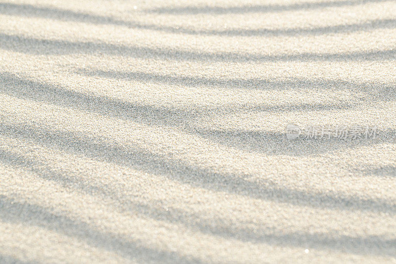 白沙滩上的沙子是由风在海浪中形成的