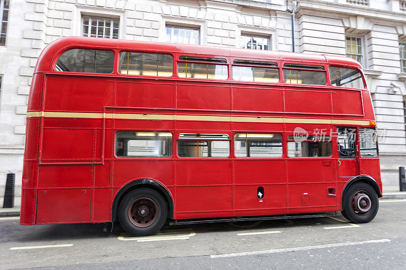 经典的红色巴士司机双层巴士，英国伦敦