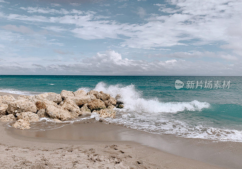梦幻的海岸线在冬季的海滩日在棕榈滩，佛罗里达