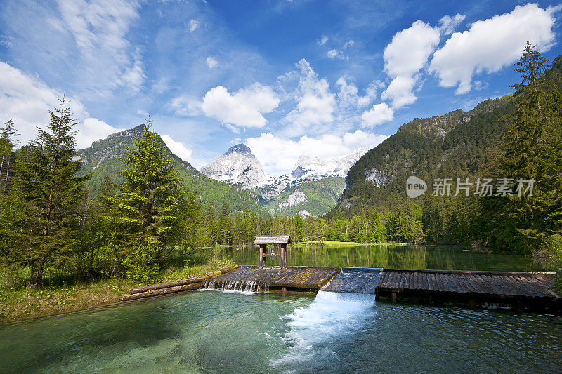 在奥地利山区徒步旅行