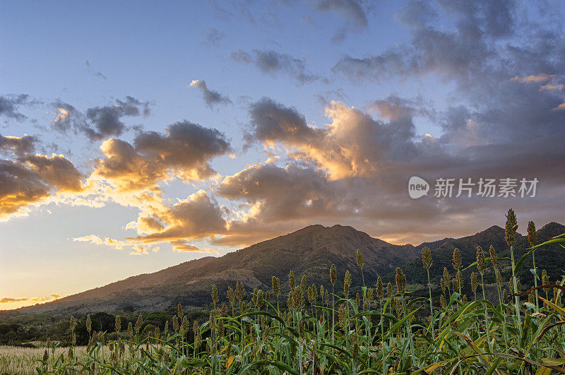 日落时的中美洲火山